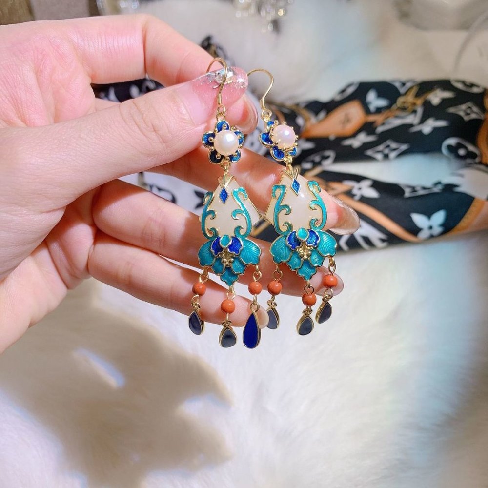 THE ROSALIN TASSEL EARRINGS - Picture 3 of 4